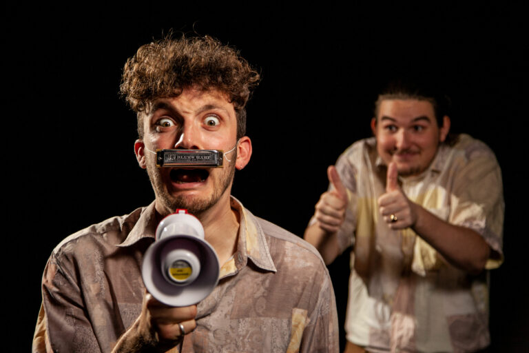 scène uit De kleine prins man met mondharmonica en luidspreker kijk|kunst theater