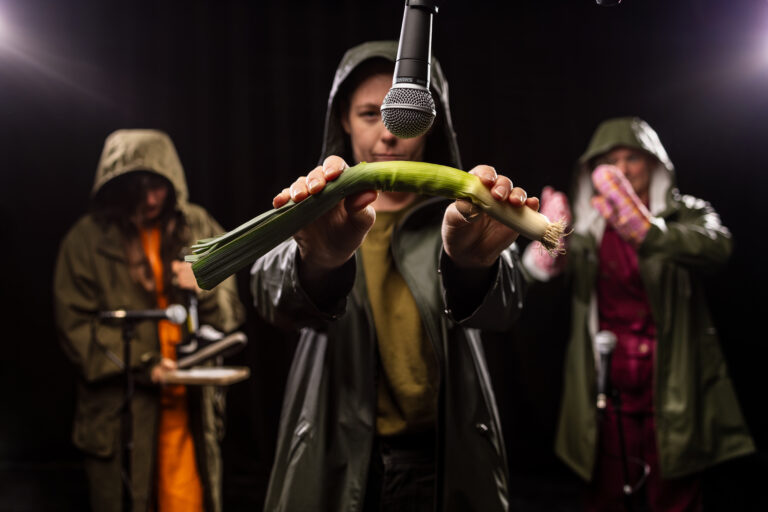 scène uit Niemand weet dat het niet zo is hoorspel kijk|kunst theater