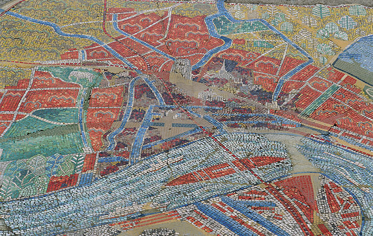 erfgoed beter in beeld een plattegrond in mozaïek in de vorm van een plattegrond van Rotterdam afkomstig uit het G.J. de Jonghmonument van Jaap Gidding