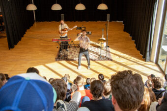 Meet Up Cultuuronderwijs 2 mannen spelen een voorstelling en muziek voor een klas met kinderen